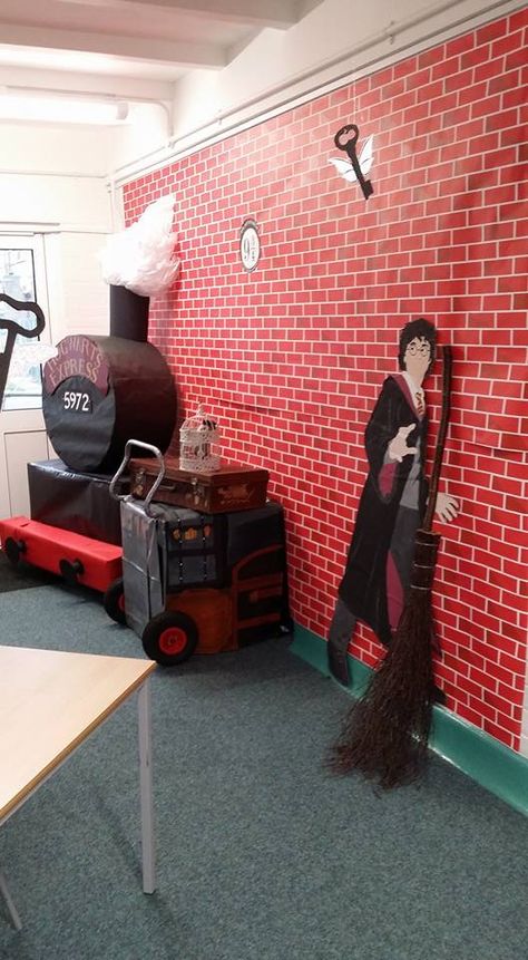 Harry Potter School Room, Harry Potter Themed Office Decor, Harry Potter Hallway Decorations, Diy Platform 9 3/4, Quidditch Decor, Harry Potter Photobooth, Harry Potter School Hallway Decorations, Harry Potter Hallway, Great Hall Decorations Harry Potter