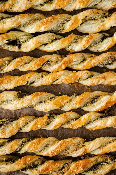 Pesto Bread Sticks, Pastry Twists Appetizers, Pesto Twists Puff Pastries, Salty Baking Recipes, Pesto Sticks, Pesto Breadsticks, Sout Happies, Puff Pastry Cheese Straws, Manakeesh Recipe