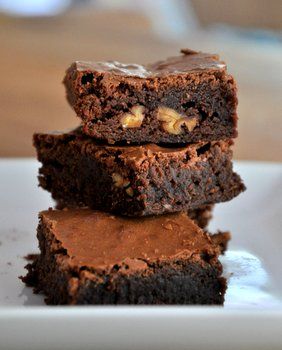 Fudge one bowl brownies Classic Brownies, One Bowl Brownies, No Bake Brownies, Brownies Recipe Easy, Decadent Chocolate, Best Dessert Recipes, Chocolate Brownies, Cookies Recipes Chocolate Chip, Brownie Recipes