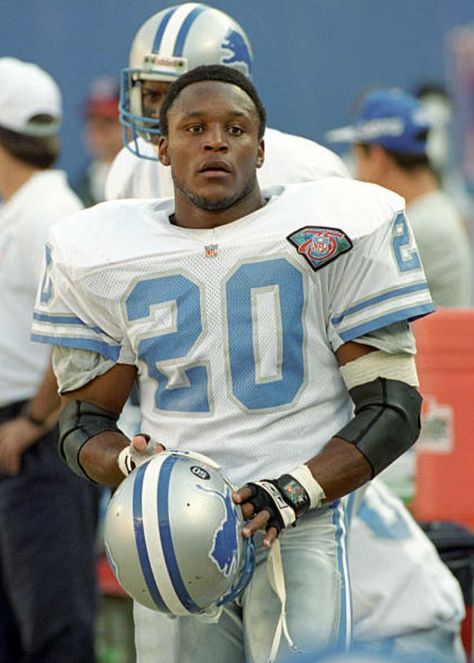 BARRY "SANDMAN" SANDERS  #barrysanders #sanders #barry20sanders #barry #thesandman #sandman #sandmansanders #lions #detroit #detroitlions #whatarush #whatarushkings #whatarushking Nfl Legends, Barry Sanders, Nfl Football Pictures, Detroit Lions Football, Detroit Sports, Nfl Football Players, Nfl Detroit Lions, Nfl Photos, Lions Football