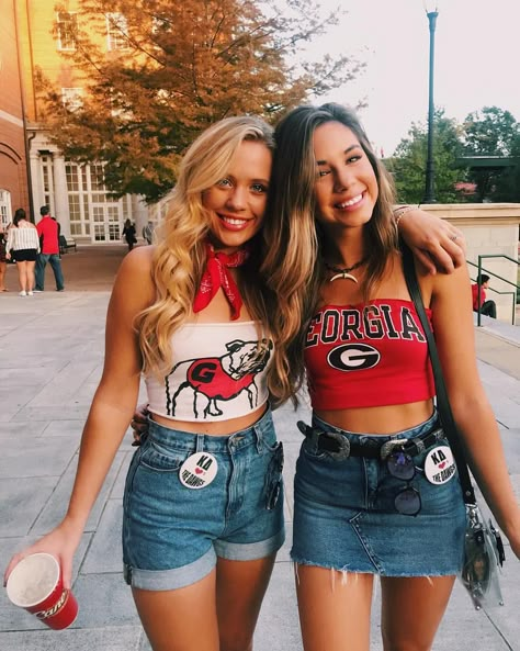 UGA game day outfits Natalie King Uga Gameday Outfit, Uga Gameday, College Football Game Outfit, Wallpaper Iphone 7 Plus, Natalie King, College Tailgate Outfit, Rainy Day Dress Outfit, College Football Outfits, College Gameday Outfits