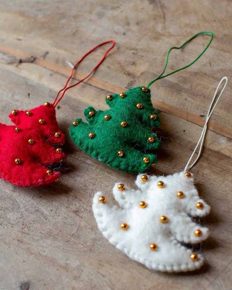 Diy Felt Xmas Decorations, Christmas Felt Decorations, Christmas Tree Decorations To Make, Felt Baubles, Felt Ornaments Christmas, Easy Christmas Tree Decorations, Felt Christmas Trees, Sweater Ornaments, Felt Christmas Tree Decorations