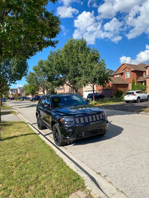 Black Jeep Cherokee, Black Jeep Aesthetic, Jeep Cherokee Interior, Jeep Renegade Black, Black Jeep Grand Cherokee, Jeep Grand Cherokee 2024, Blue Jeep, Jeep Grand Cherokee Srt, Black Jeep