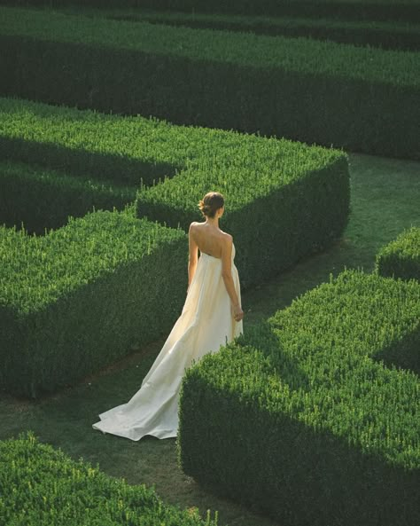 — Understated beauty bouquet ~ ethereal Samantha with her long Calla Lily stem: a minimal choice in juxtaposition to the grandeur of the location, La Foce, perfectly paired with @khyeliofficial gown With @allthingsbeautifulweddings Photo @ladichosa Featured on @nlvogue // @samantha_m_shorter & @jaymtown’s wedding executed by @allthingsbeautifulweddings & captured by @ladichosa at @lafoce with florals by @marypoppies Catering @galateoricevimenti rentals @preludiodivisionenoleggio stati... La Foce Wedding, Quiet Luxury Wedding, Beauty Bouquet, Luxury Europe, Bride Things, Editorial Bride, Haute Couture Wedding, Tuscany Landscape, Haute Couture Wedding Dress