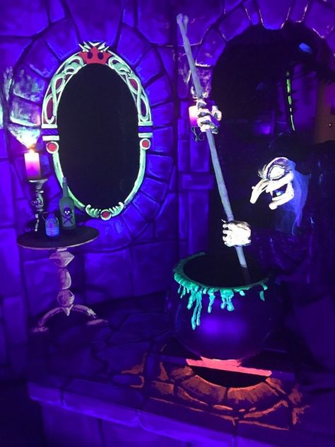 Maleficent Trunk Or Treat, Scary Fairytale, Disney Villains Halloween, Witch Dragon, Fairytale Halloween, Snow White Witch, Villains Halloween, Disney Characters Halloween, Bts Halloween