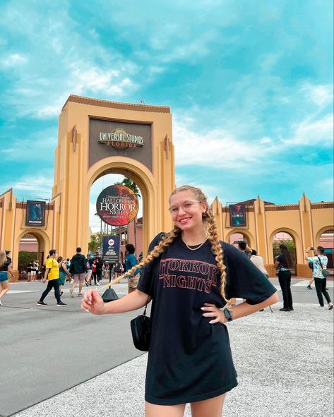 A picture in front of universal studios Orlando, wearing a Halloween horror nights shirt, getting ready to vlog and enjoy the first night. Halloween Horror Nights Picture Ideas, Universal Studios Horror Nights Outfit, Universal Studios Outfit Fall, Halloween Horror Nights Outfit Ideas, Horror Nights Universal Outfit, Hhn Universal Orlando, Horror Nights Outfit, Stranger Aesthetic, Universal Studios Horror Nights