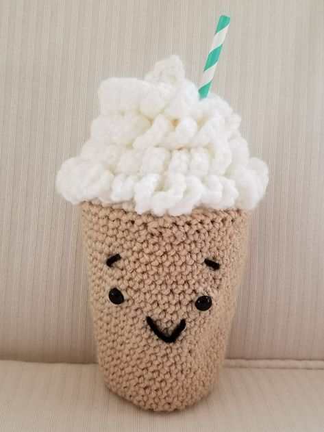 Little Frappucino – lilybarnowl Coffee Crochet, Food Crochet, Owl Designs, Fall Crochet, Yarn Patterns, Easy Crochet Stitches, Crochet Market Bag, Crochet Food, Cup Designs