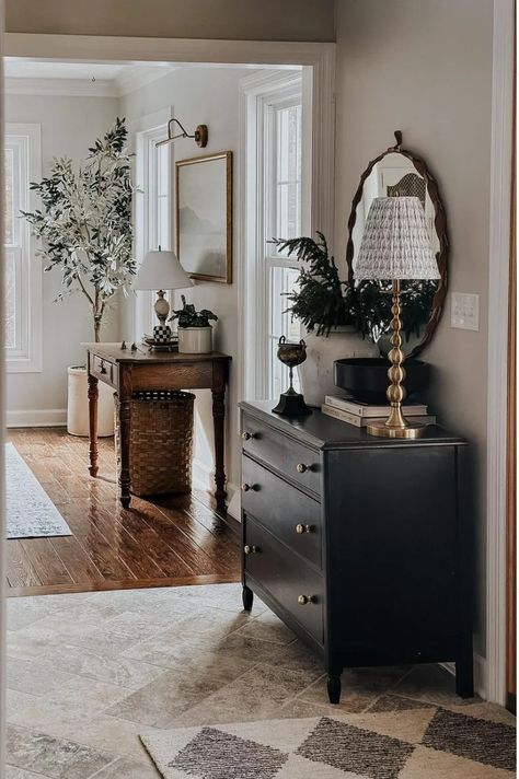 Entrance Table Decor, Tummy Bug, Parisian Living Room, Entrance Hall Decor, Retro Interior Design, Console Table Decorating, Small Entryways, Foyer Decor, Entryway Ideas