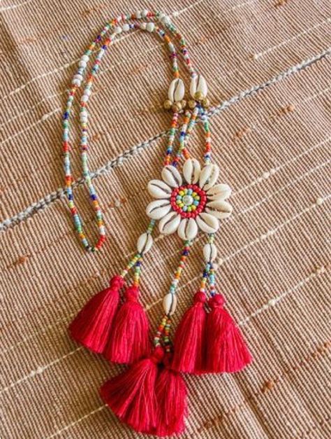 Cowrie Jewelry, Collar Hippie, Pom Pom Necklace, Crochet Macrame, Bead Ornaments, Boho Jewellery, Bead Necklaces, Handmade Fashion Jewelry, Tassel Jewelry