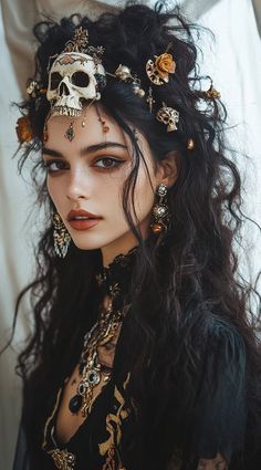 Gothic Hair Wedding, Pirate Woman Hair, Customs Halloween Women, Halloween Wedding Hairstyles, Oc Cosplay Ideas, Gothic Wedding Hairstyles, Witch Costume Ideas For Women, Pirates Makeup, Pirate Hairstyles For Women