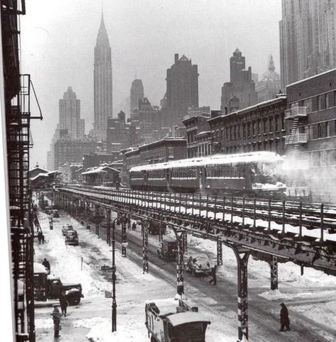 Building Silhouette, Photo New York, Nyc History, Houston Street, New York City Photos, New York Winter, New York Pictures, Chrysler Building, Nyc Subway