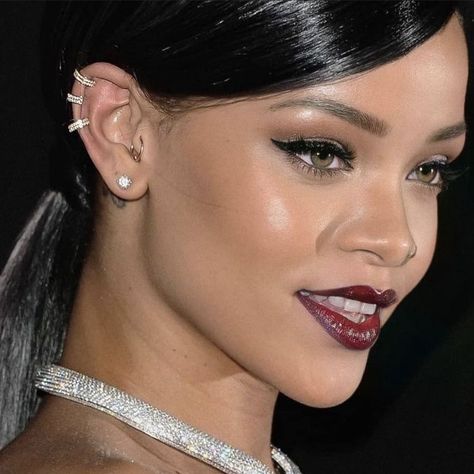 Rihanna Ear Piercings, Rhianna Makeup, Rihanna Jewelry, Rihanna 2000's, Celebrity Ear Piercings, Rihanna Face, Robyn Fenty, Rihanna Makeup, Brown Girls Makeup