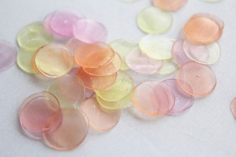 Soap Confetti, Soap Petals, Easy Soap Recipes, Diy Soap Recipe, Handmade Soap Recipes, Paper Punches, Easy Diy Christmas Gifts, Diy Body Scrub, Homemade Soap Recipes