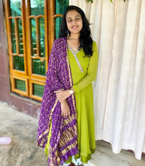 Pattu Dupatta Dresses, Bandini Dupatta Outfit, Bandini Dress Designs, Parrot Green Kurti Combination, Green Contrast Color Combinations Dress, Bandhani Dupatta Outfit, Bandini Dresses, Bandhani Dupatta Suits, Bandhini Dupatta