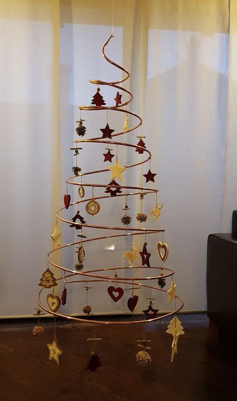 Corner Christmas Tree, Unusual Christmas Trees, Christmas Tree Festival, Spiral Christmas Tree, Dollar Store Christmas Crafts, Christmas Decorations Diy Crafts, Wall Christmas Tree, Cozy Christmas Decor, Alternative Christmas Tree