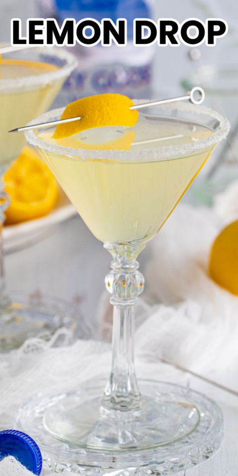 Lemondrop Martini, Cointreau Drinks, Lemon Cocktail Recipes, Lemon Drop Drink, Lemon Drop Recipe, Lemon Drop Shots, Lemon Martini, Lemon Candy, Cocktail Vodka