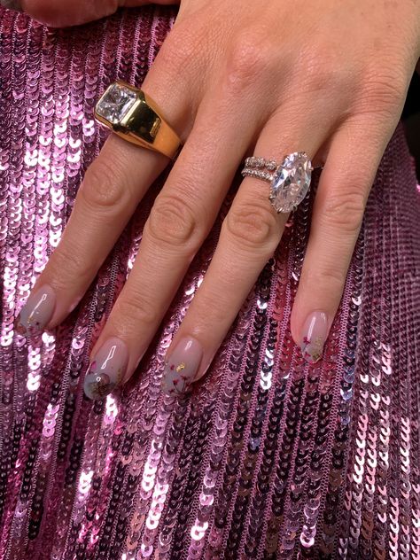 Blake Lively Wedding Ring, Blake Lively Jewelry, Blake Lively Nails, Blake Lively Ring, Blake Lively Engagement Ring, Pink Nail Polish Colors, Flower Manicure, Fashion Girlies, Free Guy