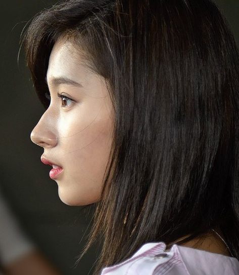 I hate whatever article this is under trying to put down on her nose Side Profile Woman, Jasmin Tookes, Hooked Nose, Big Nose Beauty, Straight Nose, Side Portrait, Face Profile, 얼굴 드로잉, Nose Shapes