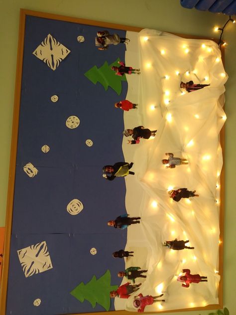 Christmas Art Display, Winter Scene Bulletin Board, Winter Display Boards Nursery, Winter Bulletin Boards For Elementary, Winter Window Display, Classroom Bulletin Boards Elementary, Fall Classroom Decorations, 3d Christmas Tree, Winter Bulletin Boards