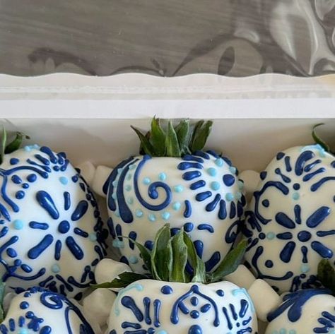 Mexican Chocolate Strawberries, Talavera Theme Party, Talavera Birthday Party, Talavera Cake, Talavera Party, Talavera Art, Chocolate Covered Strawberries Bouquet, Mexican Party Theme, Chocolate Covered Treats