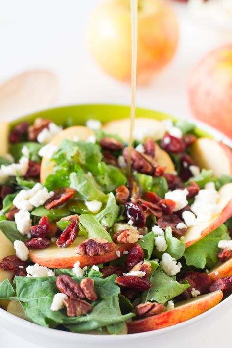 Apple Pecan and Feta Salad with Honey Apple Dressing is loaded with fall flavours and is sweet, crunchy and good for you! #apple #salad #fall #healthy #vegetarian Saturday Recipes, Apple Dressing, Gorgonzola Salad, Feta Salat, Harvest Salad, Pecan Salad, Pear Salad, Autumn Salad, Apple Salad