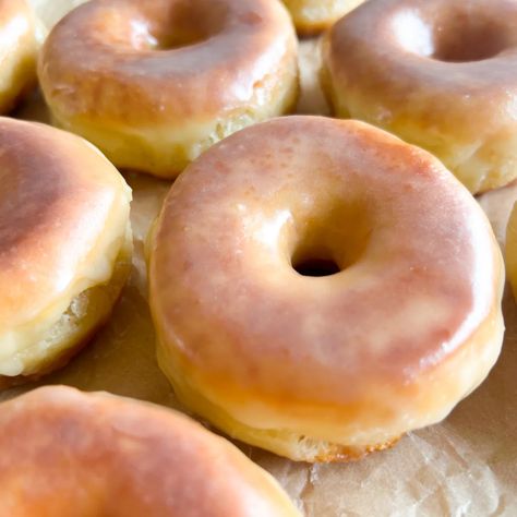 Glazed Sourdough Donuts - Made in Motherhood Sourdough Breakfast Recipes, Sourdough Donut Recipe, Sourdough Breakfast, Recipe Using Sourdough Starter, Sourdough Bread Sandwiches, Sourdough Starter Discard Recipe, Organic Bread, Starter Recipes, Homemade Sourdough Bread