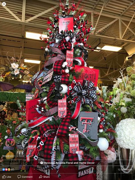 Texas Tech Decor, Plaid Wreaths, Tech Decor, Texas Tech University, Sam Houston, Farmhouse Christmas Tree, Christmas Hearts, Christmas Favorites, Christmas Decorations For The Home