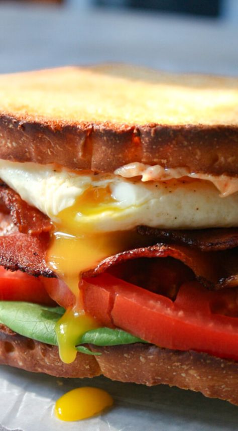 Egg Blt, Blt Sandwich Recipes, Blt Recipes, Diet Salad Recipes, Fried Egg Sandwich, Slider Sandwiches, Monte Cristo Sandwich, Blt Sandwich, Breakfast Burger