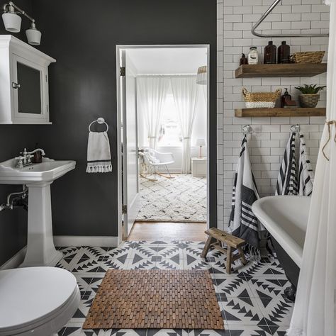 Spatial Contrass Ideas Baños, Bath Room, Design Del Prodotto, White Tiles, Cement Tile, White Bathroom, Bathroom Flooring, Diy Bathroom, Bathroom Renovations