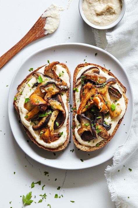 #food Open Face Sandwich, Mushrooms On Toast, Healthy Desayunos, Mushroom Toast, Pancakes Vegan, On Toast, Open Face, Chia Pudding, Clean Eating Snacks