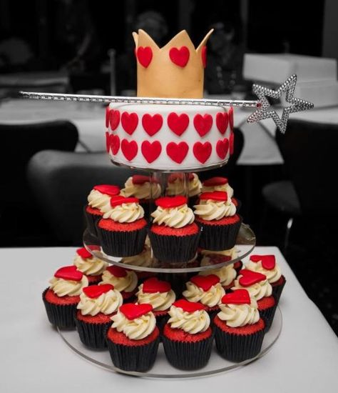 Queen of hearts tower Queen Of Hearts Cake, Queen Of Hearts Party, 40th Birthday Cupcakes, Poker Cake, Red Birthday Party, Alice In Wonderland Decorations, Heart Cupcakes, Alice In Wonderland Cakes, Mom Party