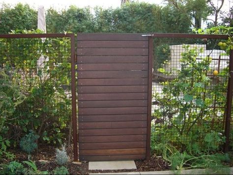 modern fencing | clean look with a gate of horizontal boards framed by a hogwire fence ... Horizontal Gate, Transparent Fence, Fencing Styles, Live Walls, Simple Gate, Pagar Modern, Fence Trellis, Fence Railing, Fence Door