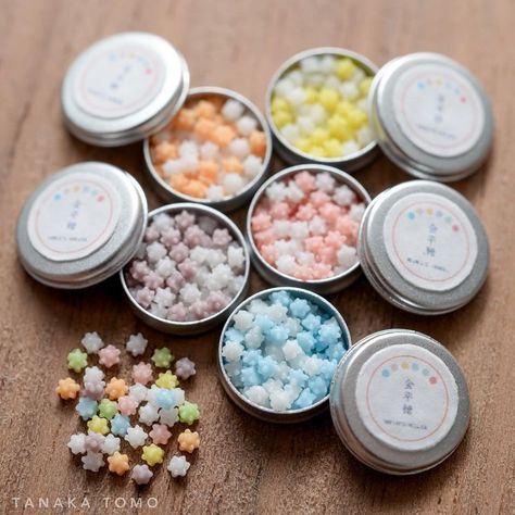 Japanese Miniature, Miniature Artist, Tiny Treats, Japanese Candy, Doll Food, Pretty Drinks, Tiny Food, Candy Shop, Miniature Food