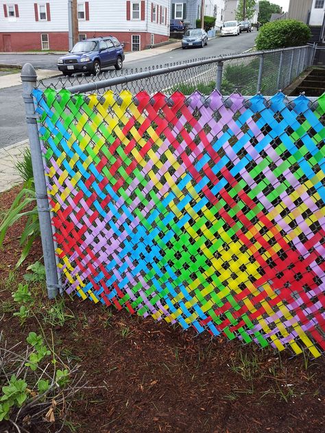 School Fence, Fence Weaving, Fence Decorations, Fence Privacy, Sensory Garden, Front Yard Fence, Fence Art, Seni Dan Kraf, Modern Fence