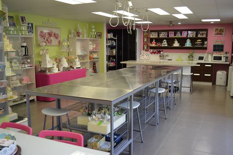 My Future Classroom!!!!! Minus the girly decor! :) Cake Decorating Studio Interior, Cake Kitchen Design, Studio Kitchen Decor, Cake Studio Ideas Home, Baking Studio Design, Cake Studio Design, Cookie Room, Cake Shop Design, Baking Studio