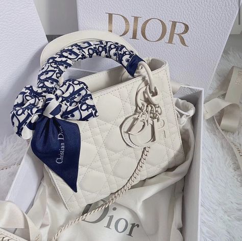 Dior Girl, Lady Dior Handbag, Estilo Hijab, My Style Bags, Luxury Bags Collection, Girly Bags, Purse Brands, Cute Handbags, White Handbag