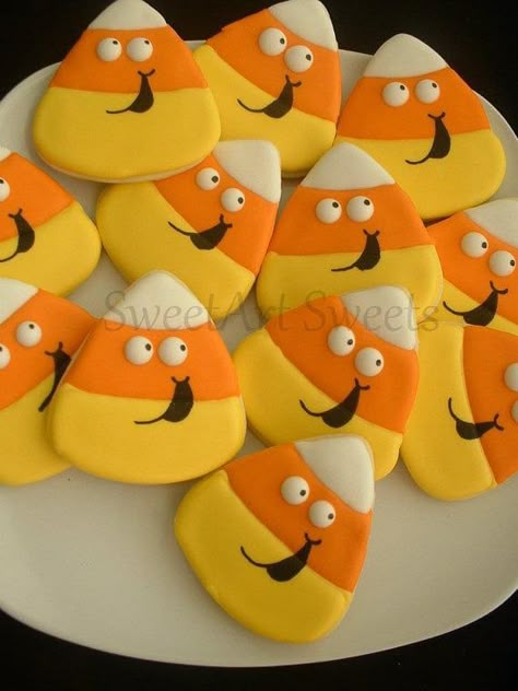 Candy Corn Cookies Halloween Candy Corn Cookies, Halloween Sugar Cookies Decorated, Corn Cookies, Pasteles Halloween, Yummy Candy, Candy Corn Cookies, Postres Halloween, Cookies Fall, Dulces Halloween