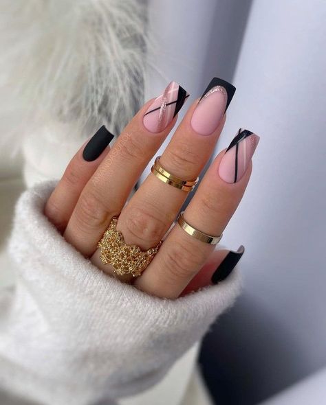 black nails + black nail designs Metallic Nail Colors, New Years Nail Designs, Square Nail, Black Acrylic Nails, Square Nail Designs, Trendy Nail Art Designs, Thanksgiving Nails, Metallic Nails, Sparkle Nails