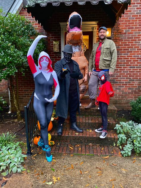 Spider Man Family Costume Ideas, Spiderman Family Costumes Halloween, Spider Verse Costumes, Spiderman Group Costume, Family Spiderman Costumes, Spider Man Family Costume, Spiderverse Costumes, Father Son Halloween Costumes, Spiderman Family Costumes