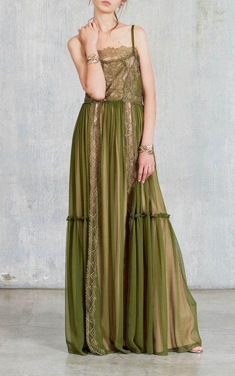 Alberta Ferretti Resort 2018 Collection A Passage To India, Plus Size Posing, Official Dresses, Eclectic Wedding, Bohemian Chic Fashion, Military Uniforms, Italian Designer, Feminine Dress, Alberta Ferretti