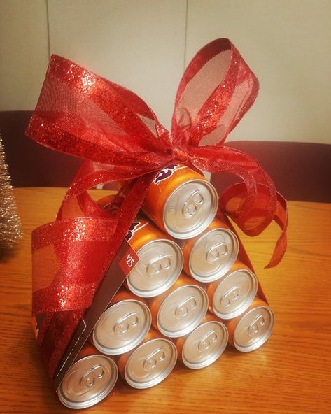 Holiday Soda Tree Soda Can Christmas Tree, Soda Gift Basket, Soda Gift Ideas, Diy Personal Gifts, Drink Basket, Coworker Holiday Gifts, Christmas Candy Crafts, Gift Towers, Coworker Gifts