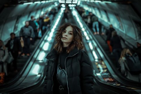 Subway Portrait Photography, Metro Photoshoot Ideas, Metro Photoshoot Aesthetic, Metro Station Photoshoot, Metro Portrait, Woman Street Photography, Train Poses, Metro Pics, Escalator Photoshoot