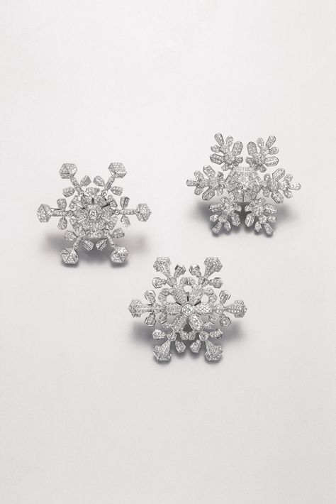 Three times Flake Brooch by next Masterpiece London exhibitor Suzanne Syz. In white gold set with 416 diamonds 0.73cts. www.masterpiecefair.com Snow Jewelry, Diamond Tops, Snowflake Jewelry, Pretty Jewelry Necklaces, Jewellery Sketches, Earring Trends, Gold Necklace Set, Exclusive Jewelry, Jewelry Images