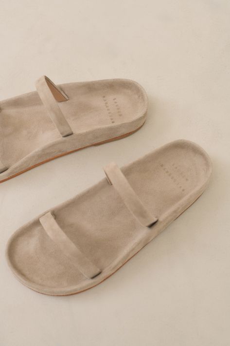 Shoes Marketing, Summer Outfits Shoes, Minimalist Summer Outfits, Sandals Aesthetic, Neutral Sandals, Shoes Slides, Leather Accessories Handmade, Minimalist Summer, Lauren Manoogian