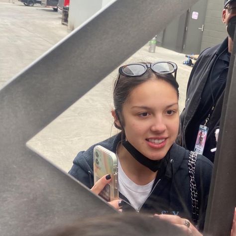 Olivia Rodrigo no makeup Sour Concert, Earth Angel, No Makeup, Tv Actors, April 11, Without Makeup, Olivia Rodrigo, Brad Pitt, Real People