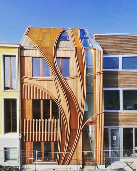 Reposting @ibbmdesign: Art Nouveau Townhouse in the Netherlands - #architecture #archdaily #archdetail #architecturephotography #archi #archiecomics #architecturedesign #architecturelover #architecturedaily #architecturewatch #architecturelife #architecturemodel #architect #archilovers #architecturephotographer #archidaily #architecturaldesign #modern #contemporary #amazingarchitecture #instaarchitecture #arquitectura #photooftheday #archimodel #architexture #instagood #style #instalike Mermaid Pumpkin, Ecological House, Modern Townhouse, Pumpkin Carvings, Unusual Buildings, Townhouse Designs, Amazing Buildings, Unique Buildings, Organic Architecture