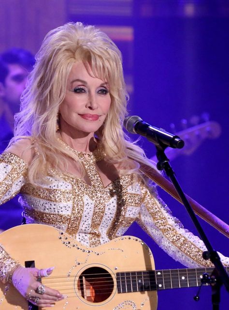 Dolly Parton Concert, Dolly Parton Music, Dolly Parton Quotes, She Cooks, Country Videos, Pentatonix, Country Music Stars, Whitney Houston, Music Legends