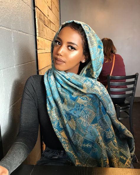 Me!?!? I’M TIGHT AF. 😂 Loose Head Scarf, Somali Women, Head Wrap Styles, Mode Turban, Head Scarf Styles, Turban Style, Hijabi Fashion, Muslim Girls, African Beauty