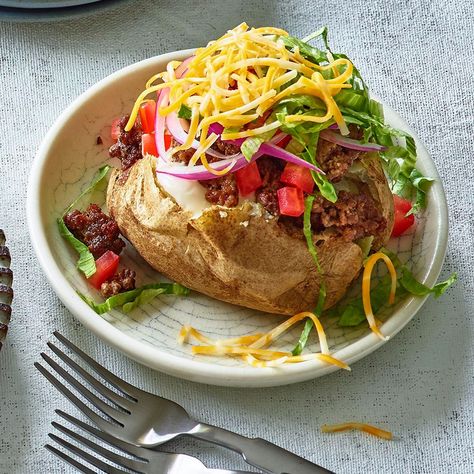 Skip the bun and serve all of your favorite cheeseburger ingredients--beef, cheese, tomatoes, red onions and lettuce--with baked potatoes for a hearty and easy dinner recipe that kids and adults will love. Feel free to swap out the ground beef for ground turkey or tofu crumbles. Tofu Crumbles, Stuffed Baked Potato, Neuer Wallpaper, Stuffed Baked Potatoes, Cook Chicken, Dinner With Ground Beef, Slow Cook, Dash Diet, Red Onions