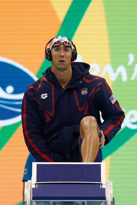 Why Olympic Swimmers Wear Coats Before a Race Summer Mcintosh Swimmer, Swimmer Boyfriend, Michael Phelps Wallpaper, Block Reaction Pic, Michael Phelps Swimming, Caeleb Dressel, Male Swimmers, Swimming Funny, Swimming Photos